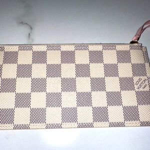 Beautiful Louis Vuitton zip wallet card case.
